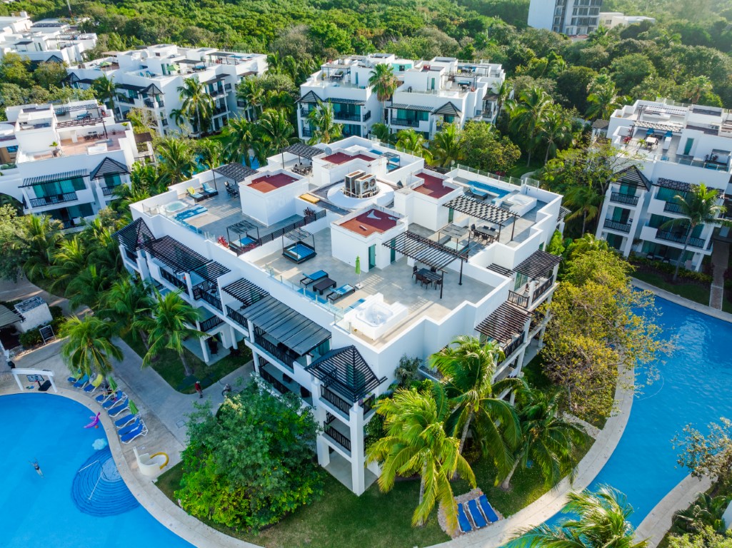 1-Bedroom Condo in Luxurious Beachfront Resort