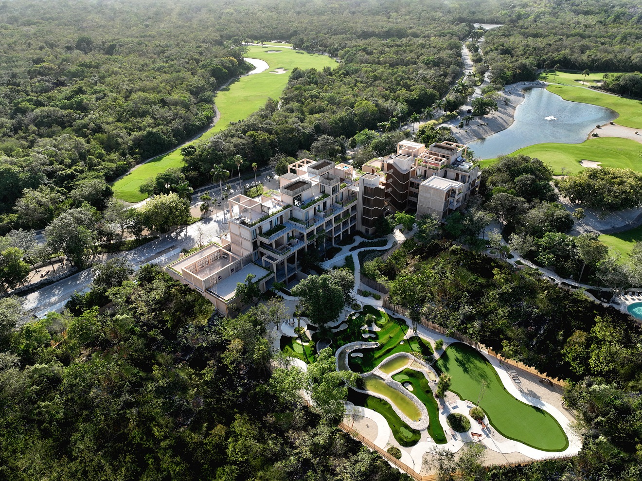 Stunning 2 bedroom luxury condo in front of the golf course