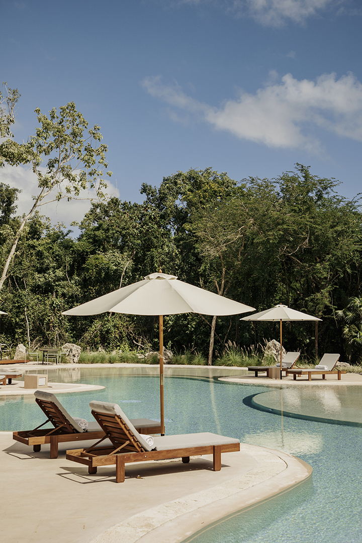 Stunning 2 bedroom luxury condo in front of the golf course