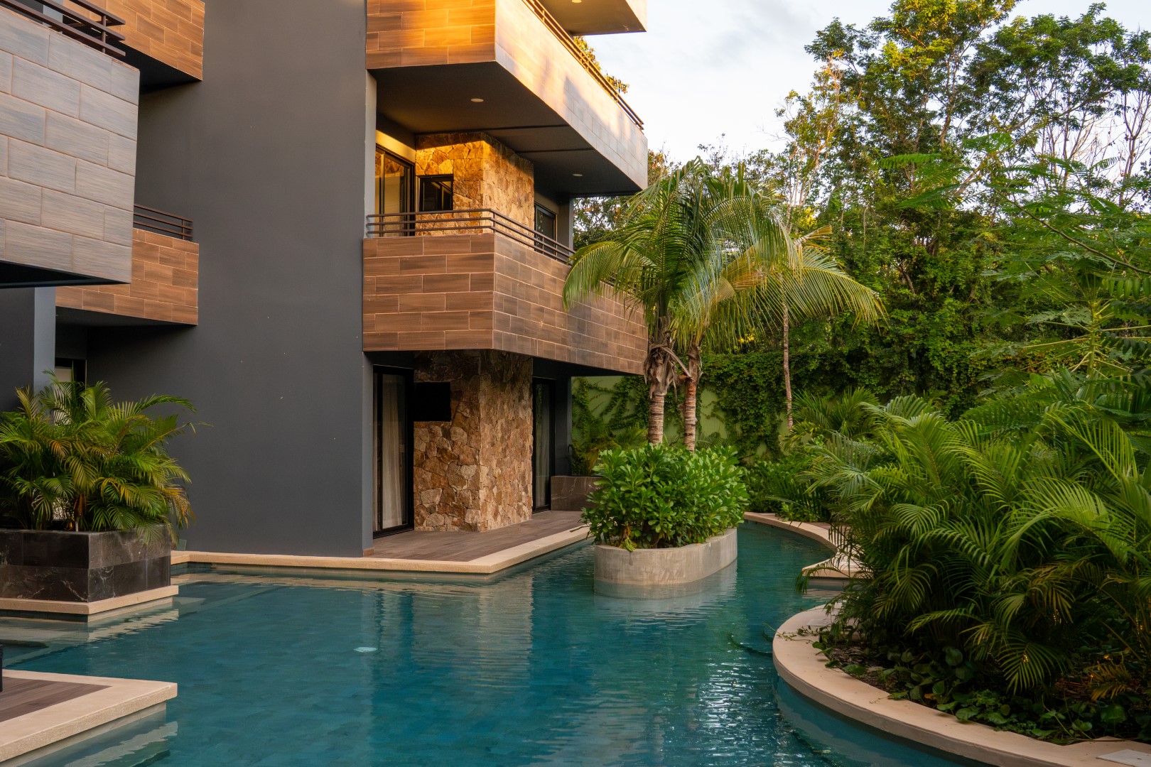 1 bedroom penthouse close to the beach.