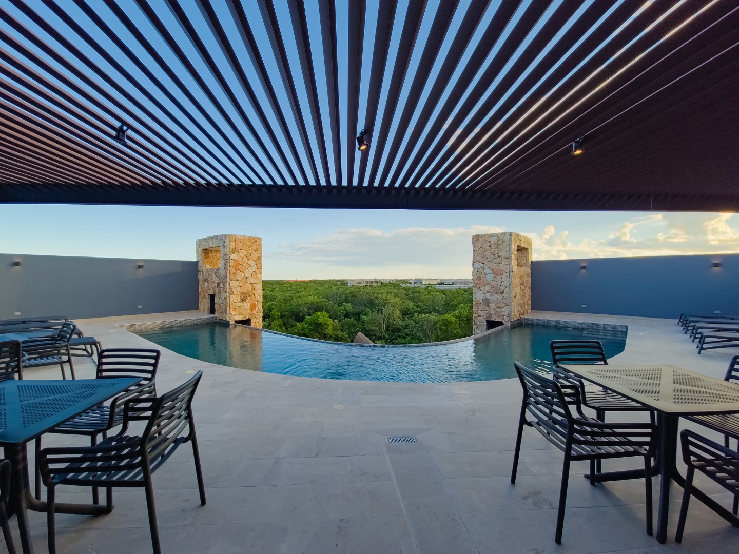 1 bedroom penthouse close to the beach.