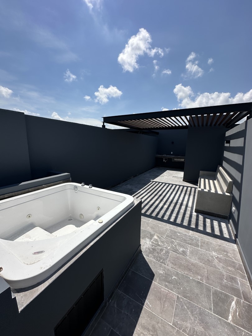 1 bedroom penthouse close to the beach.