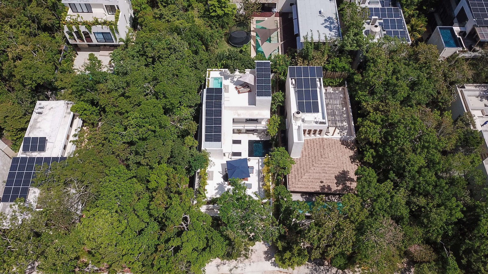 Luxuriouos 4 bedroom home with double pool.