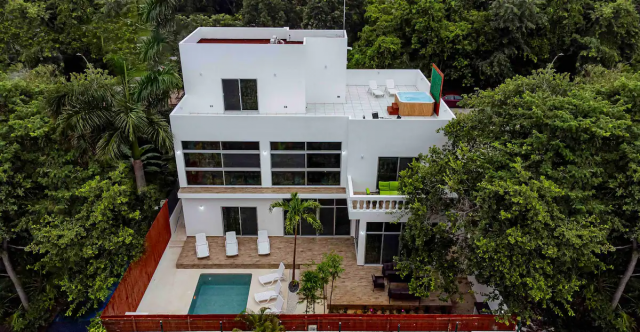 Large house for sale in exclusive residential