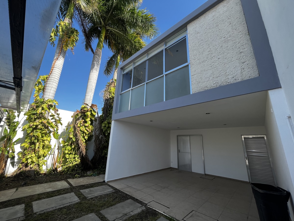 38213 Spacious 3-bedroom house with a pool in the  - Home