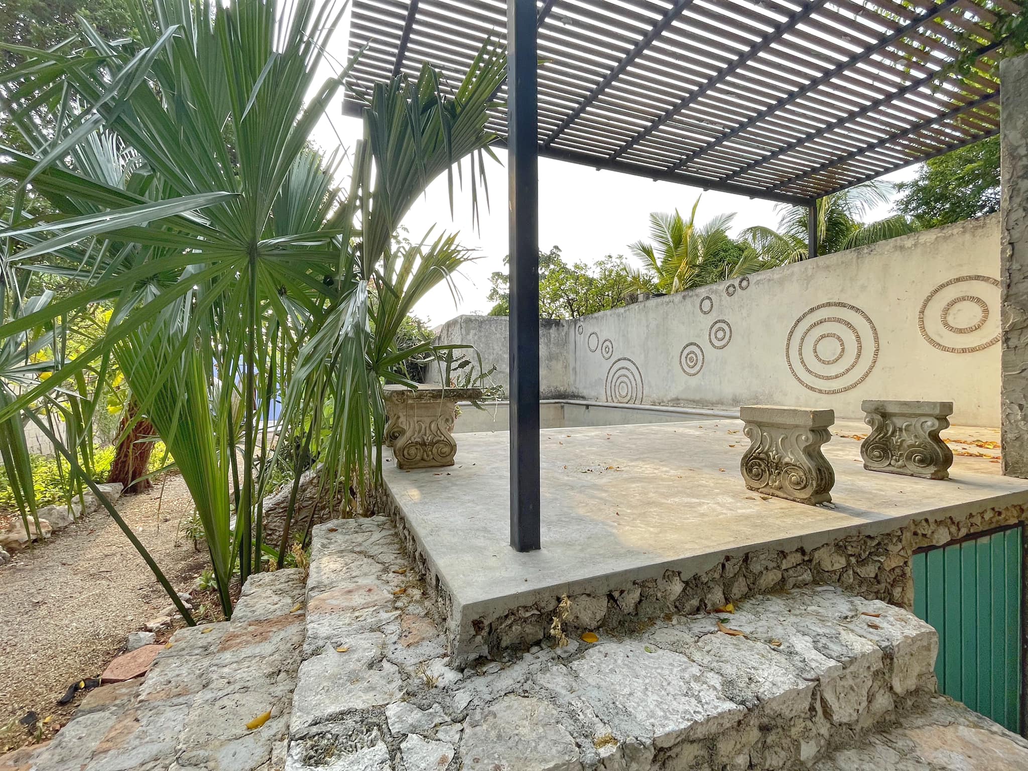 Colonial house with garden, pool, and two bedrooms