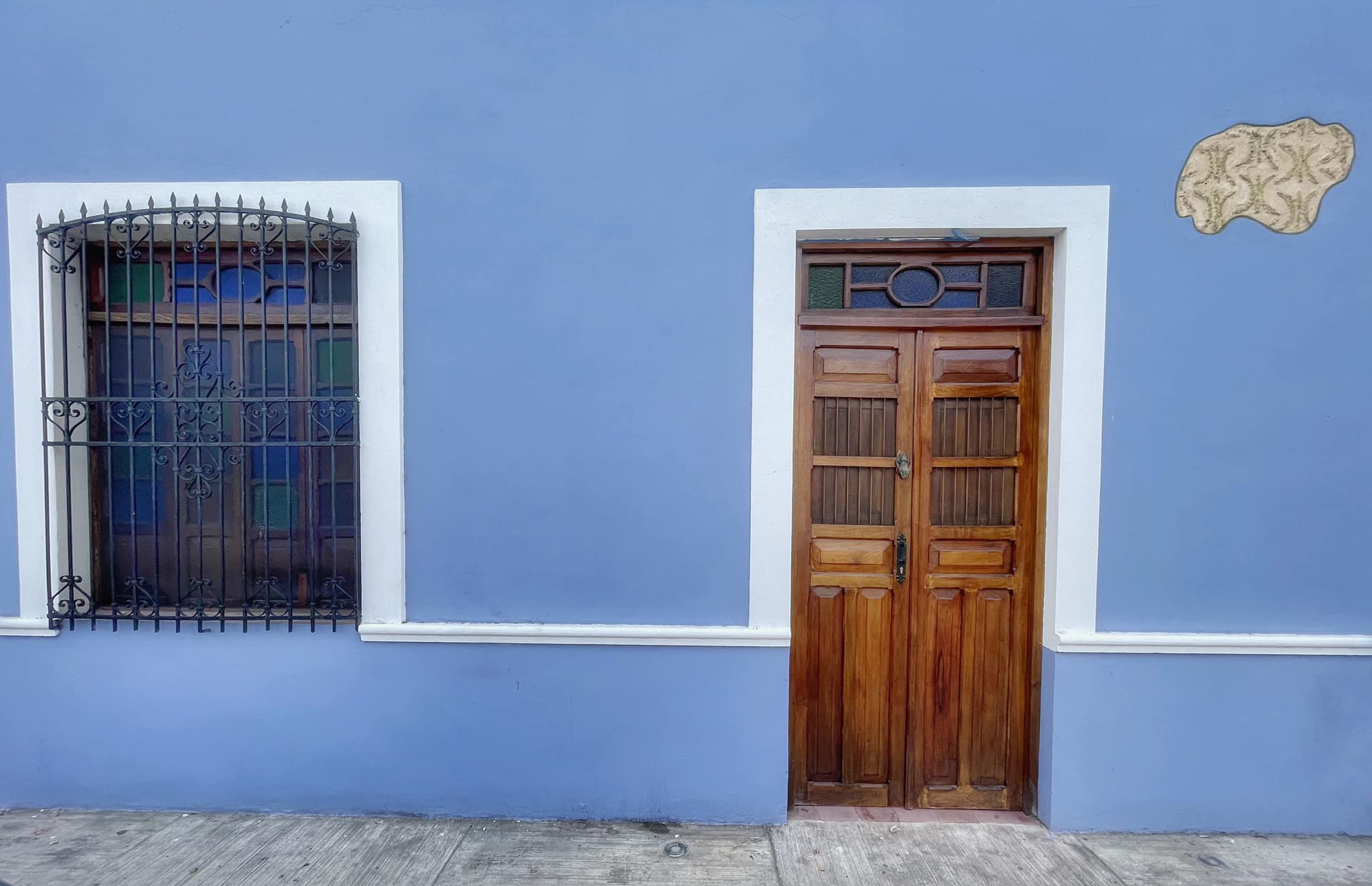 Colonial house with garden, pool, and two bedrooms