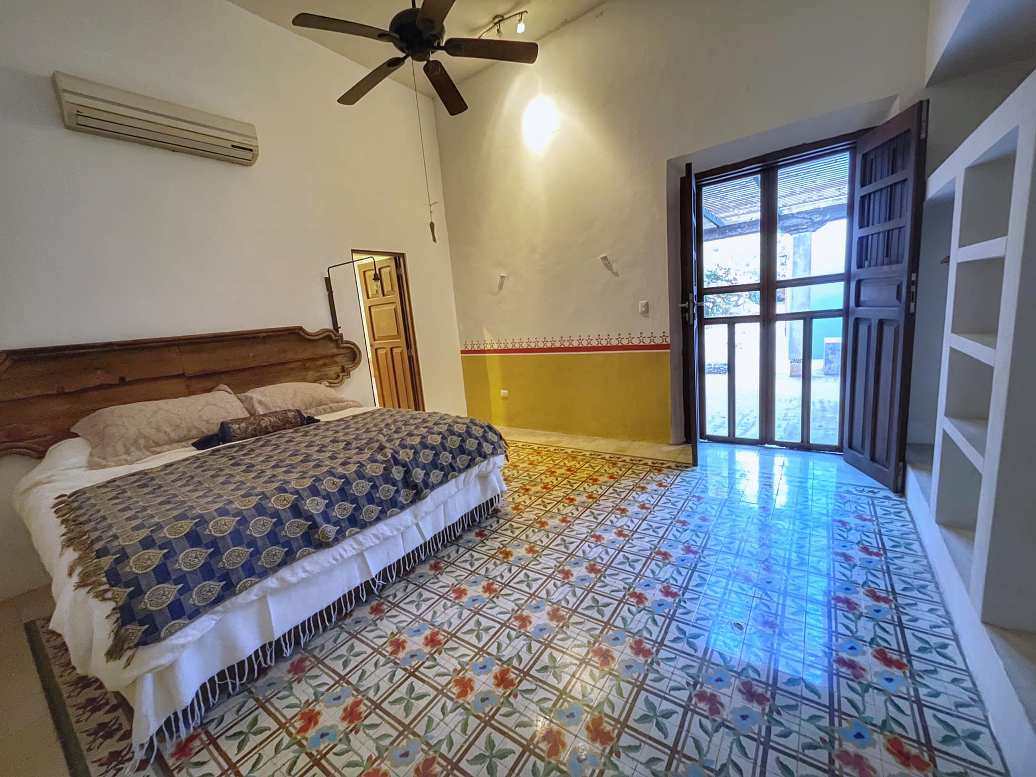 Colonial house with garden, pool, and two bedrooms