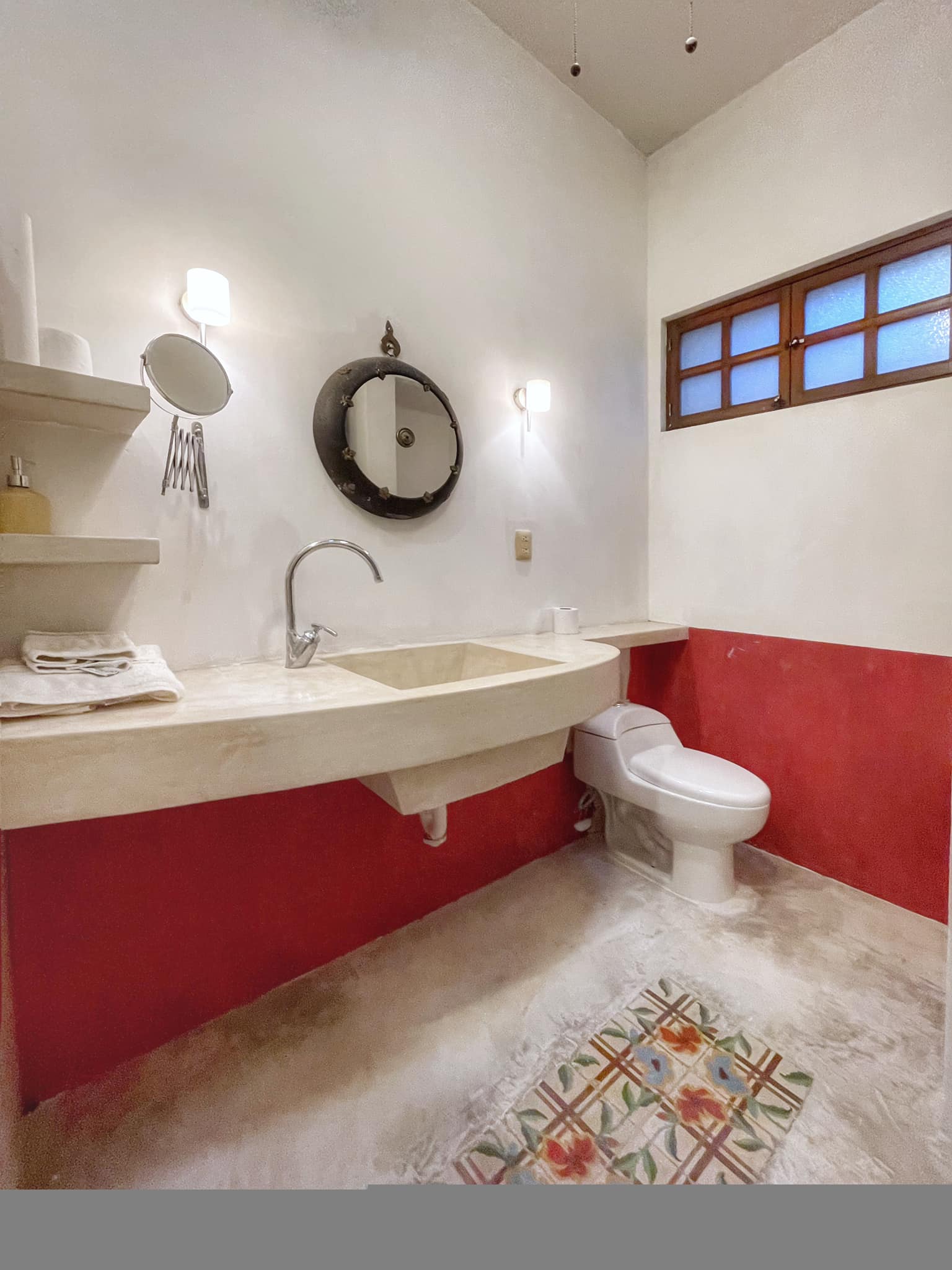 Colonial house with garden, pool, and two bedrooms