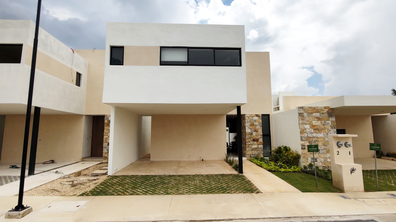 Three-bedroom house on two levels with a pool in Mérida