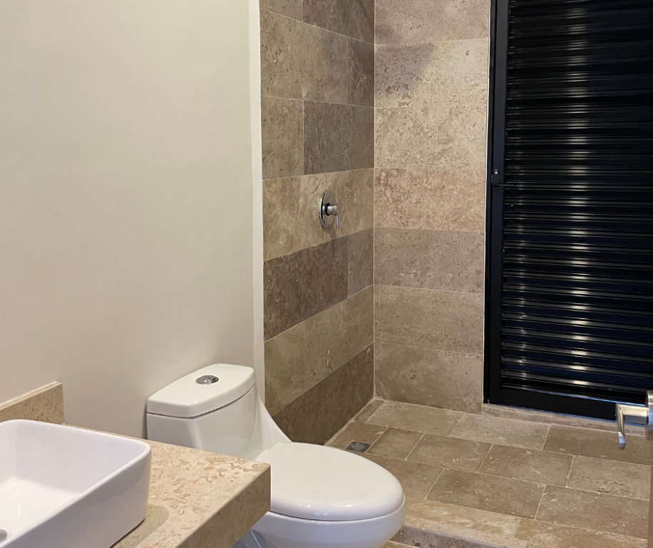 Spacious 4-bedroom house with a pool on two levels