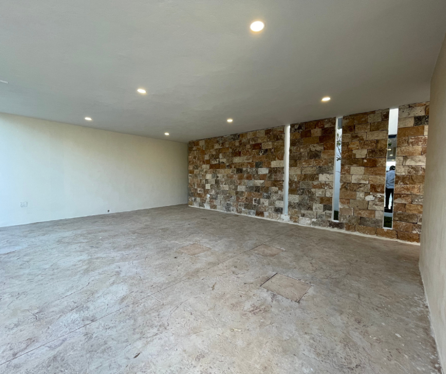 Spacious 4-bedroom house with a pool on two levels