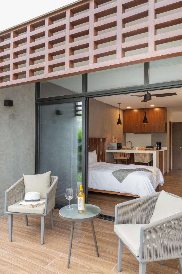 Lovely studio ready to move in.