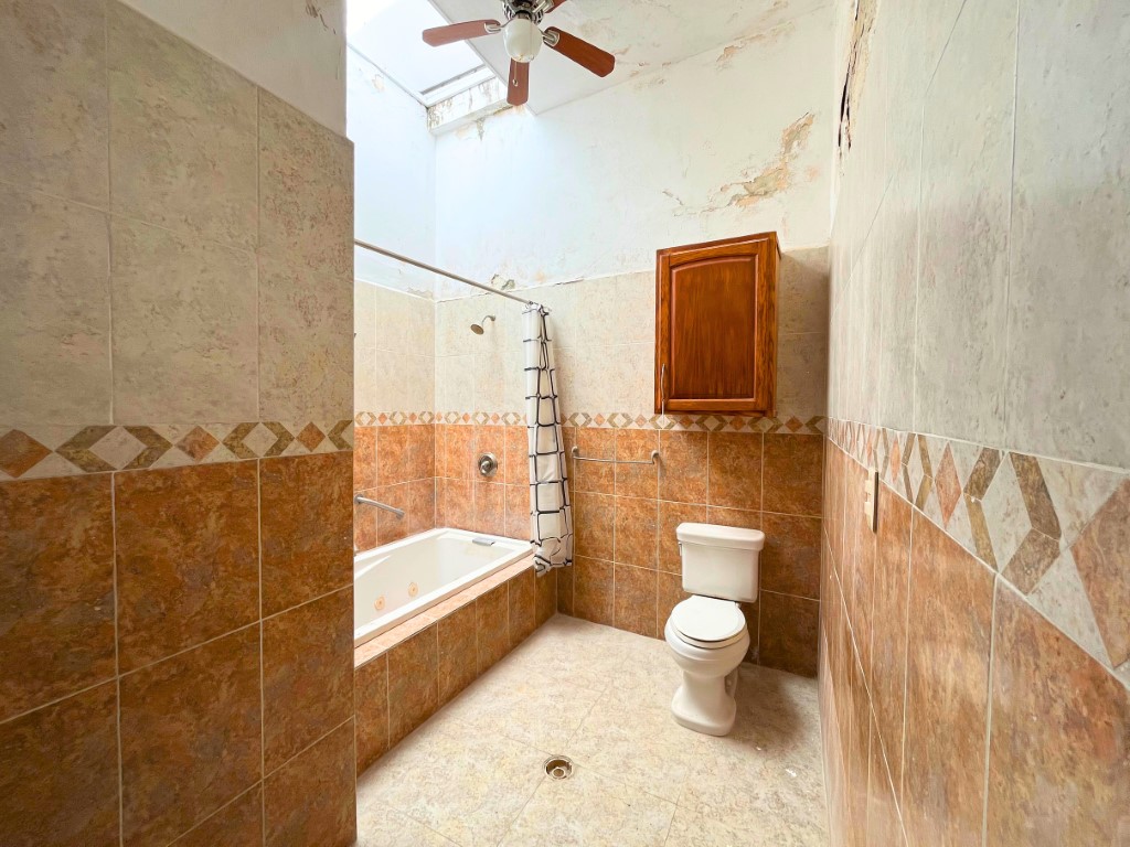Colonial House with 4 Bedrooms in the Guadalupe Neighborhood