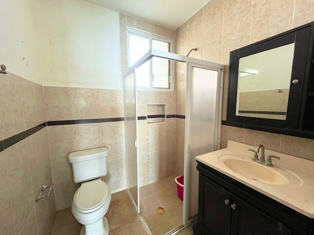 Colonial House with 4 Bedrooms in the Guadalupe Neighborhood