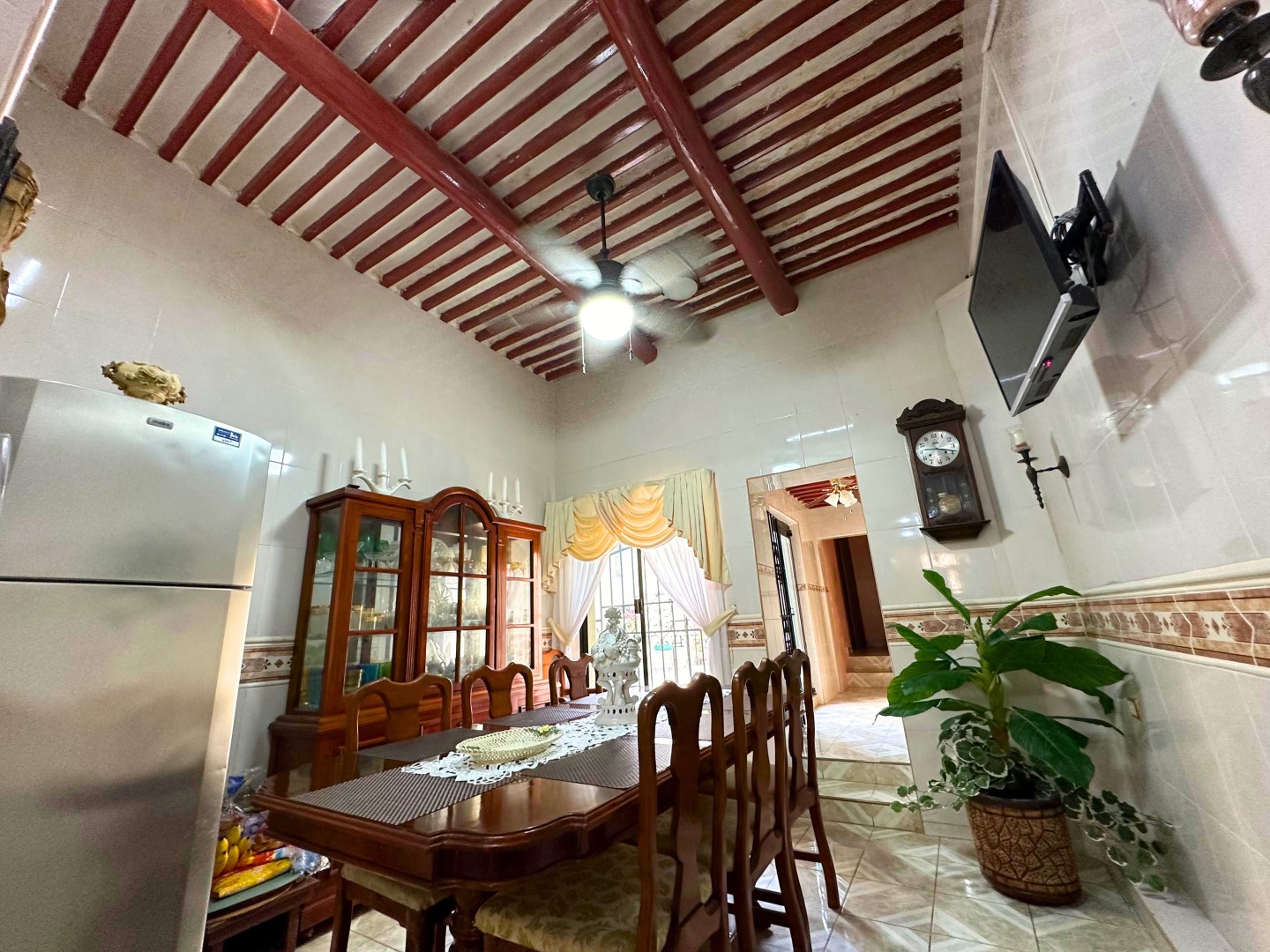 Colonial 3-Bed House in the Guadalupe Neighborhood