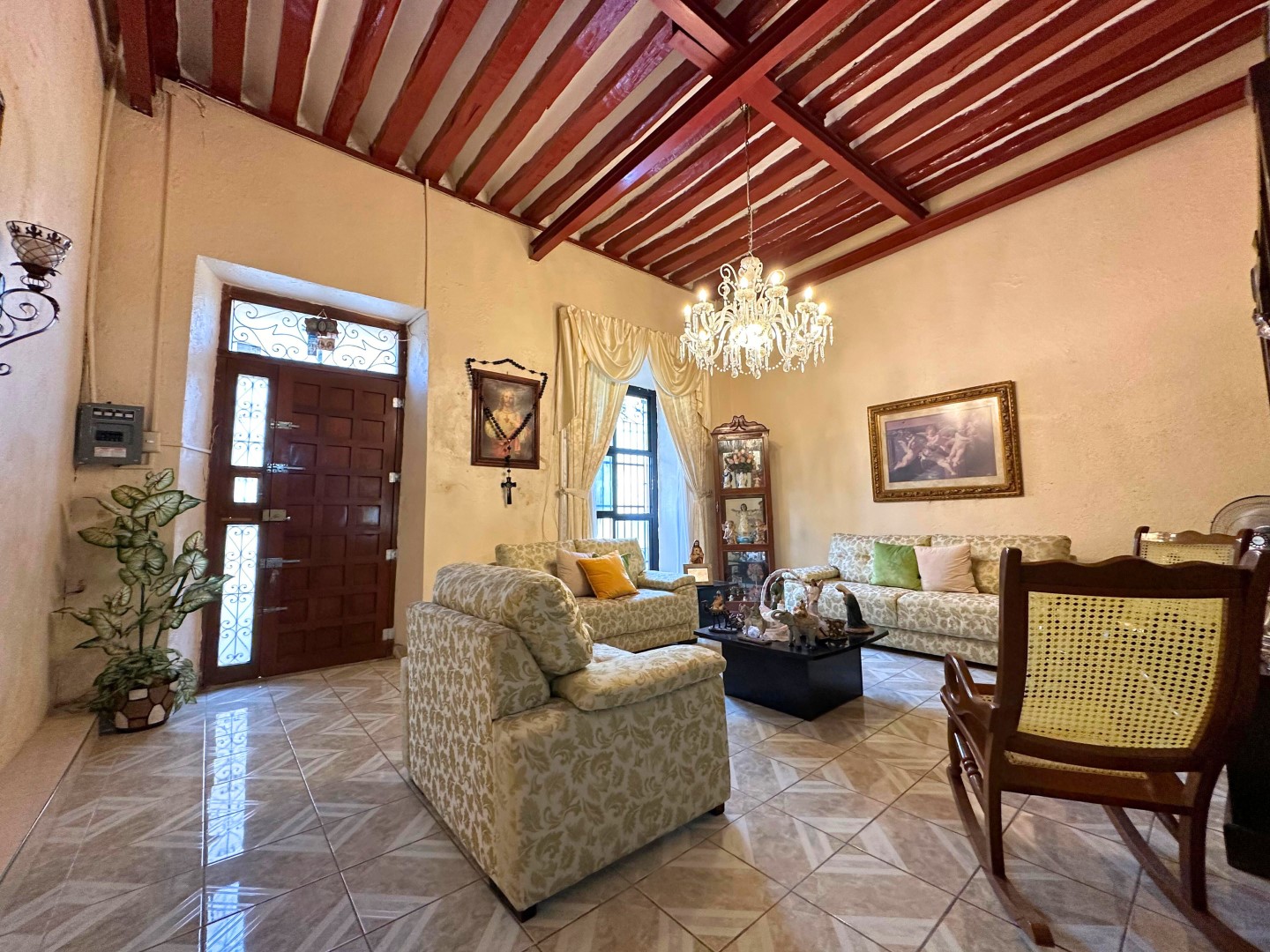 Colonial 3-Bed House in the Guadalupe Neighborhood