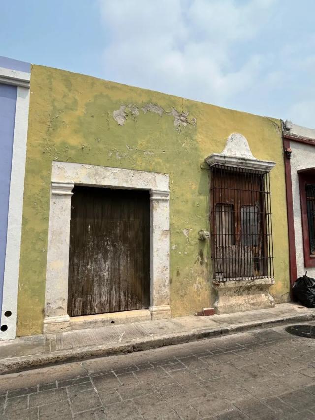 Colonial house with two bedrooms and original elements