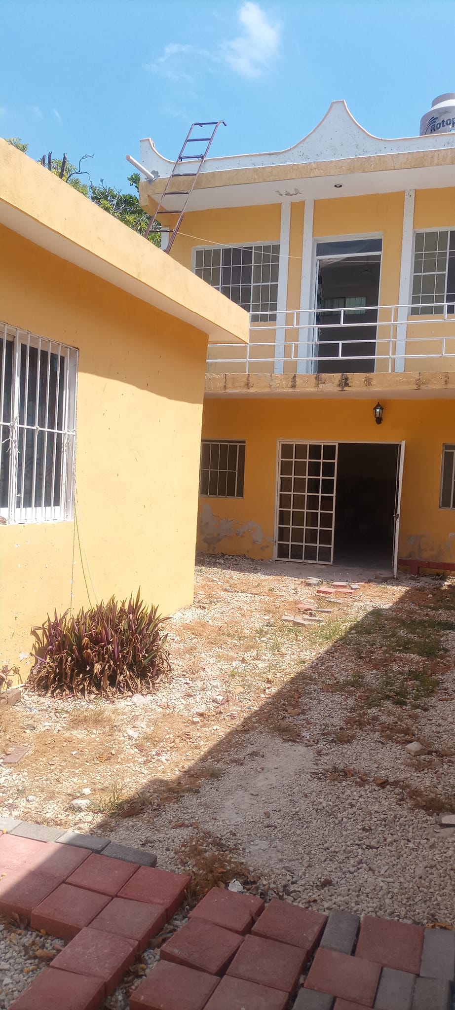 Property with a commercial space and 6 apartments in Campeche