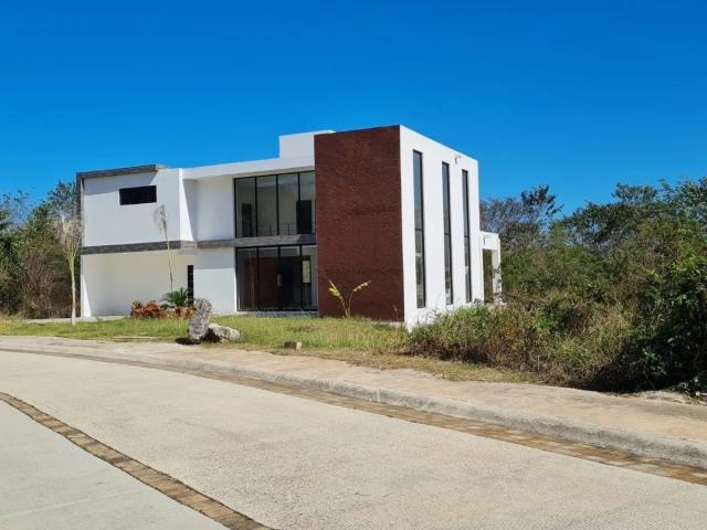 Minimalist House with 3 Bedrooms in Campeche Country Club