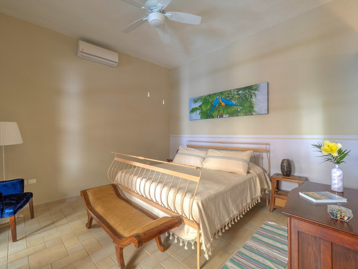 Beautiful Two-Bedroom Colonial House in Mérida