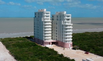 Oceanfront condo with three bedrooms in Telchac Puerto
