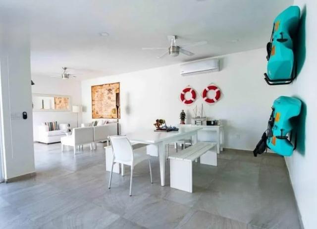 Seafront house with panoramic views and spacious areas
