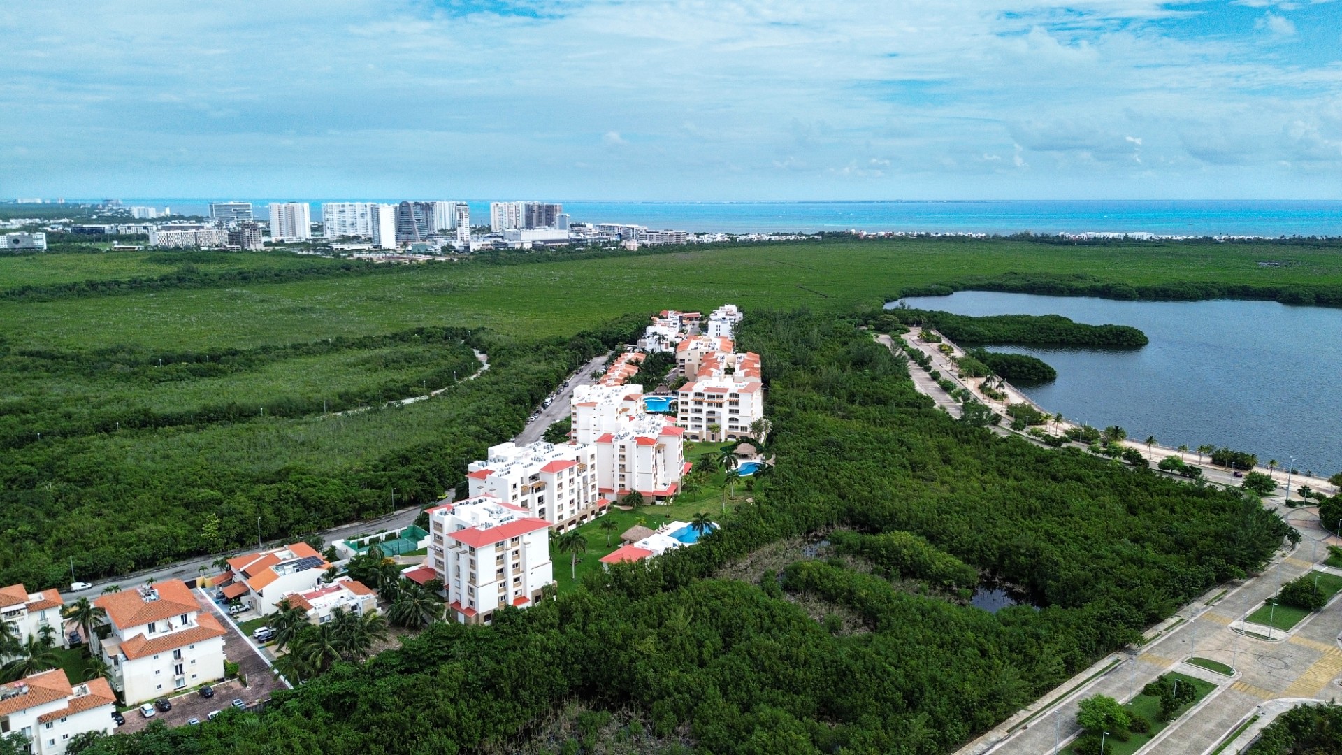 51074 One-bedroom condo with an excellent location in  - Condo