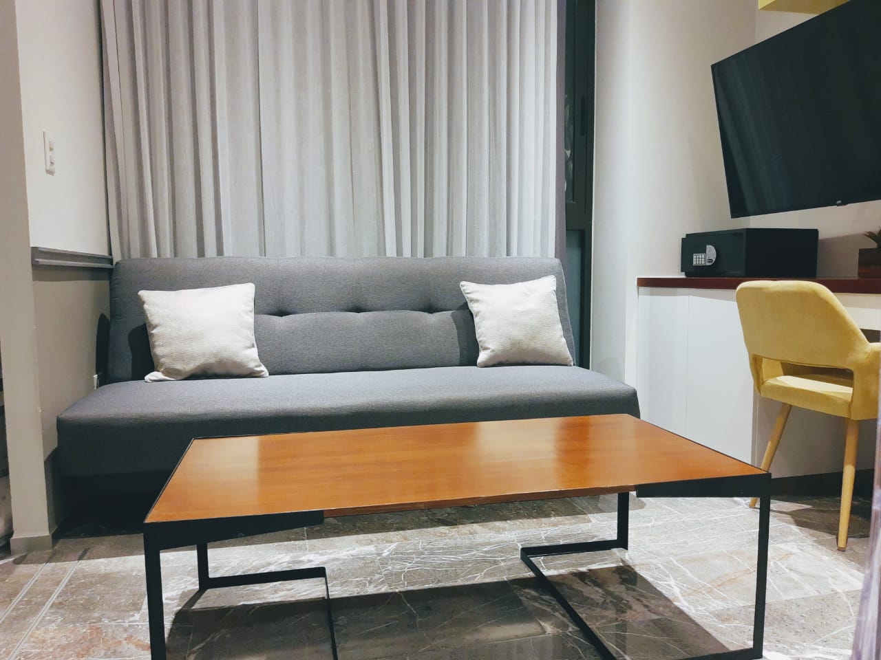 Custom 1-Bed Condo with Rooftop Pool & Ocean Views