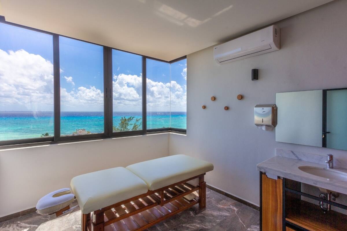 Custom 1-Bed Condo with Rooftop Pool & Ocean Views