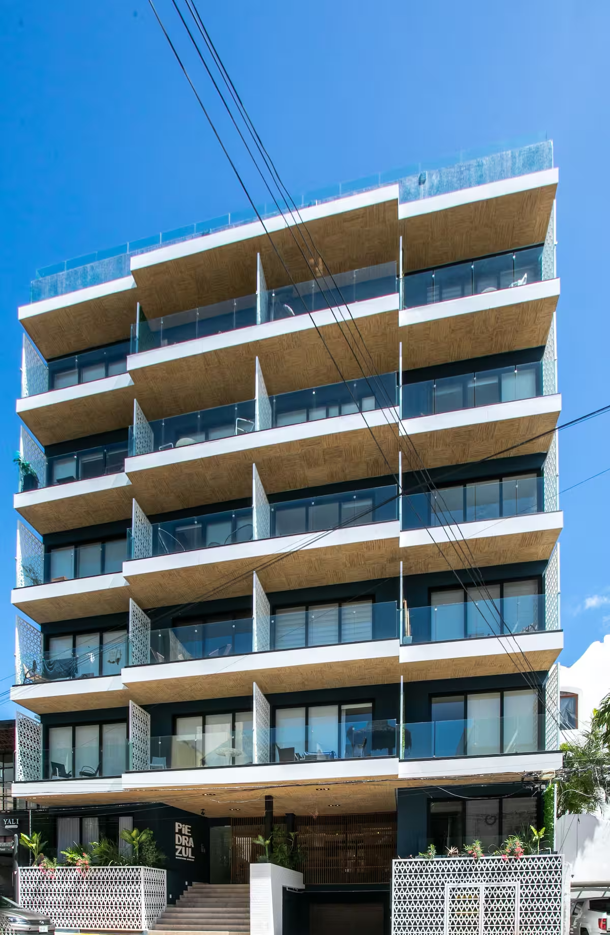  Condo w/ Rooftop Access – 6th Floor, Upgraded Unit