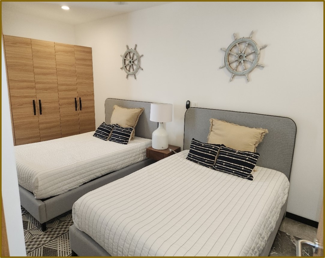 Luxury 2BR Penthouse with Rooftop Pool & Jacuzzi