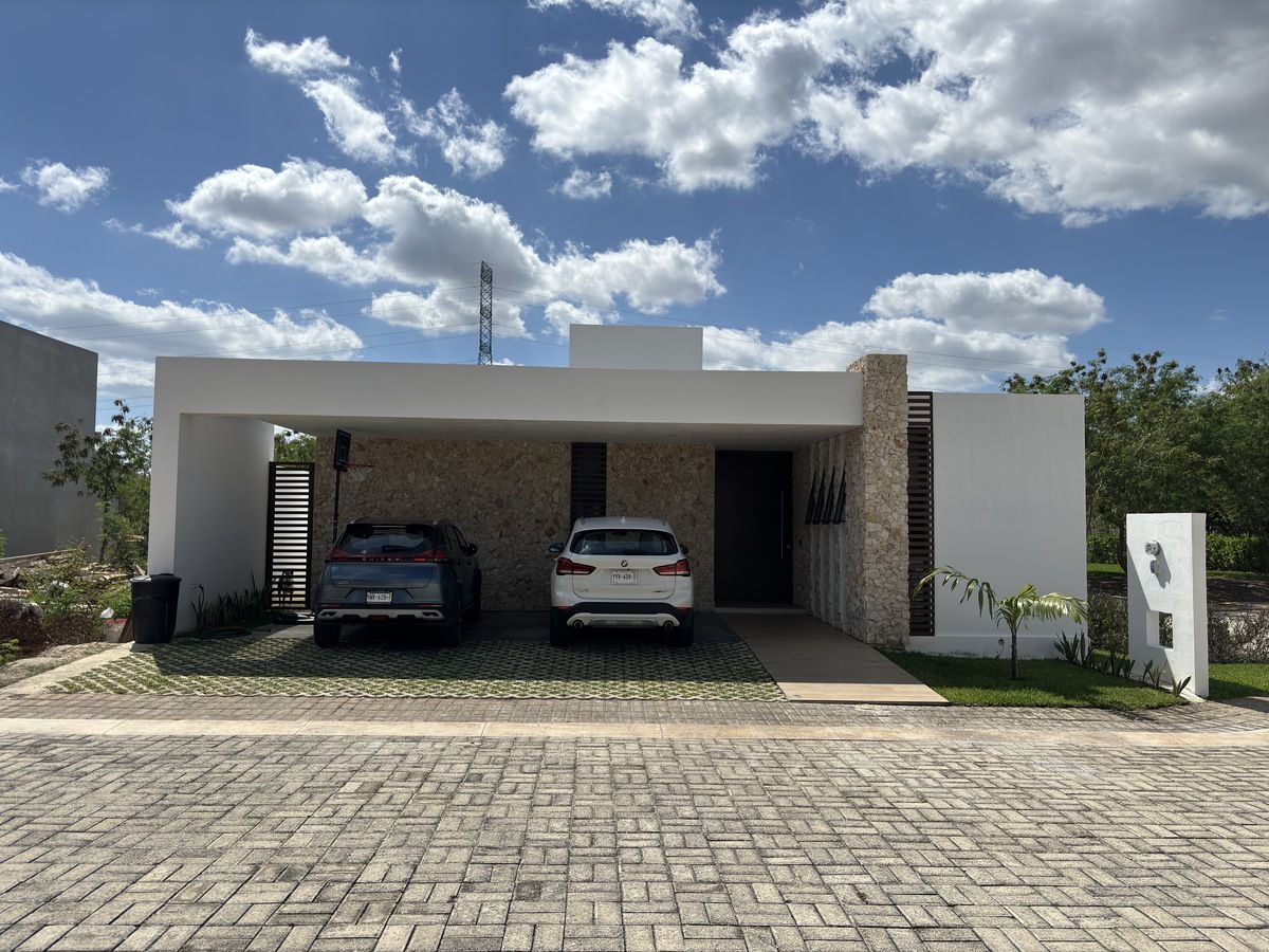 52883 Single-Story House with Pool and Three Bedrooms in  - Home