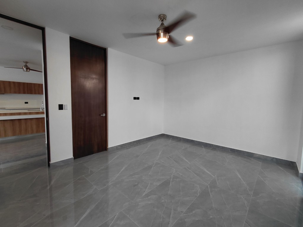 Single-story house with three bedrooms and a pool in Cholul