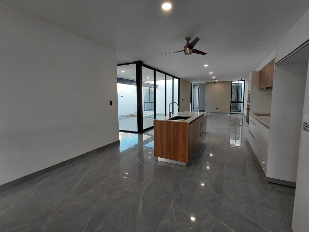 Single-story house with three bedrooms and a pool in Cholul