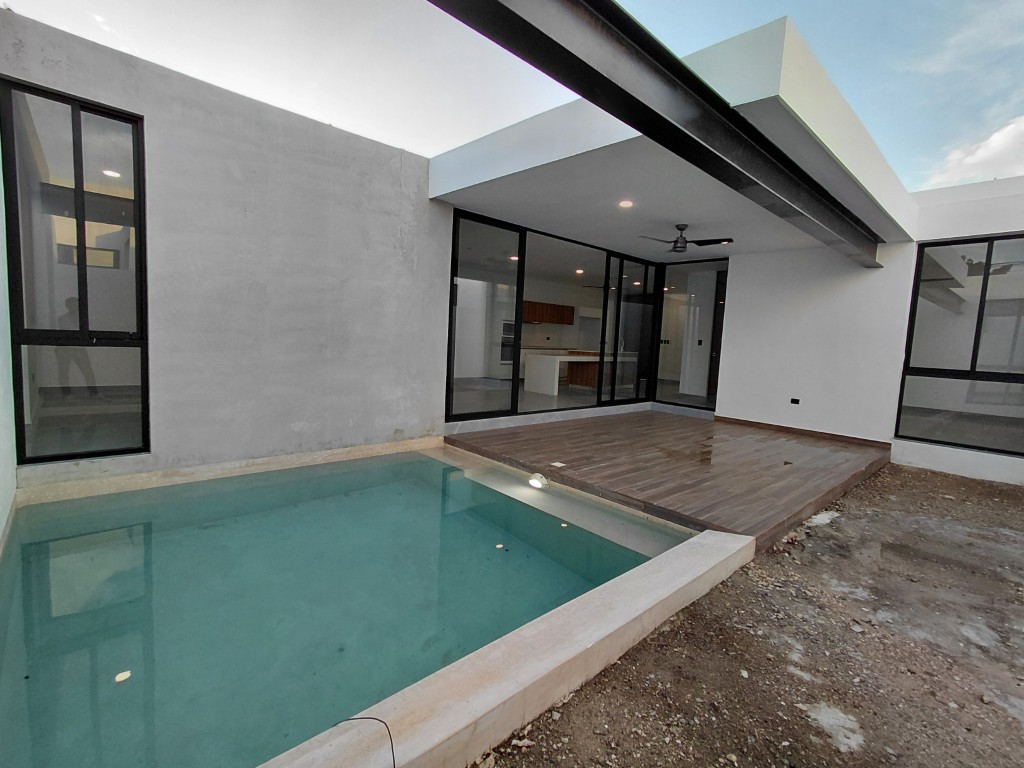 52911 Single-story house with three bedrooms and a pool in  - Home