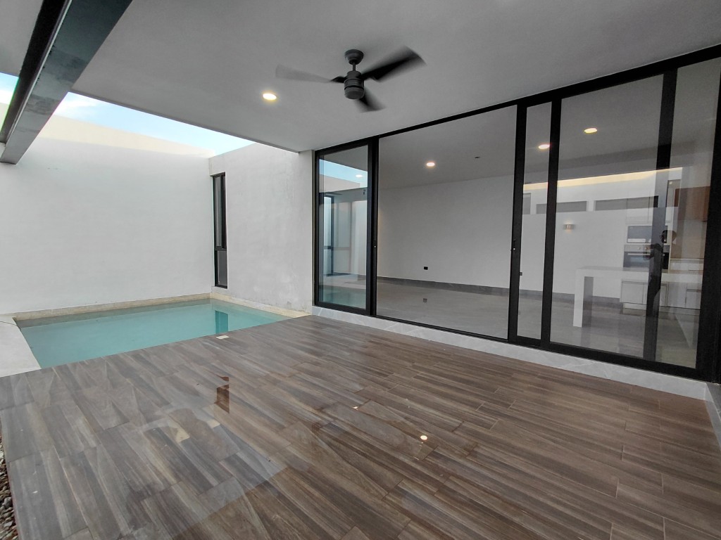 Single-story house with three bedrooms and a pool in Cholul
