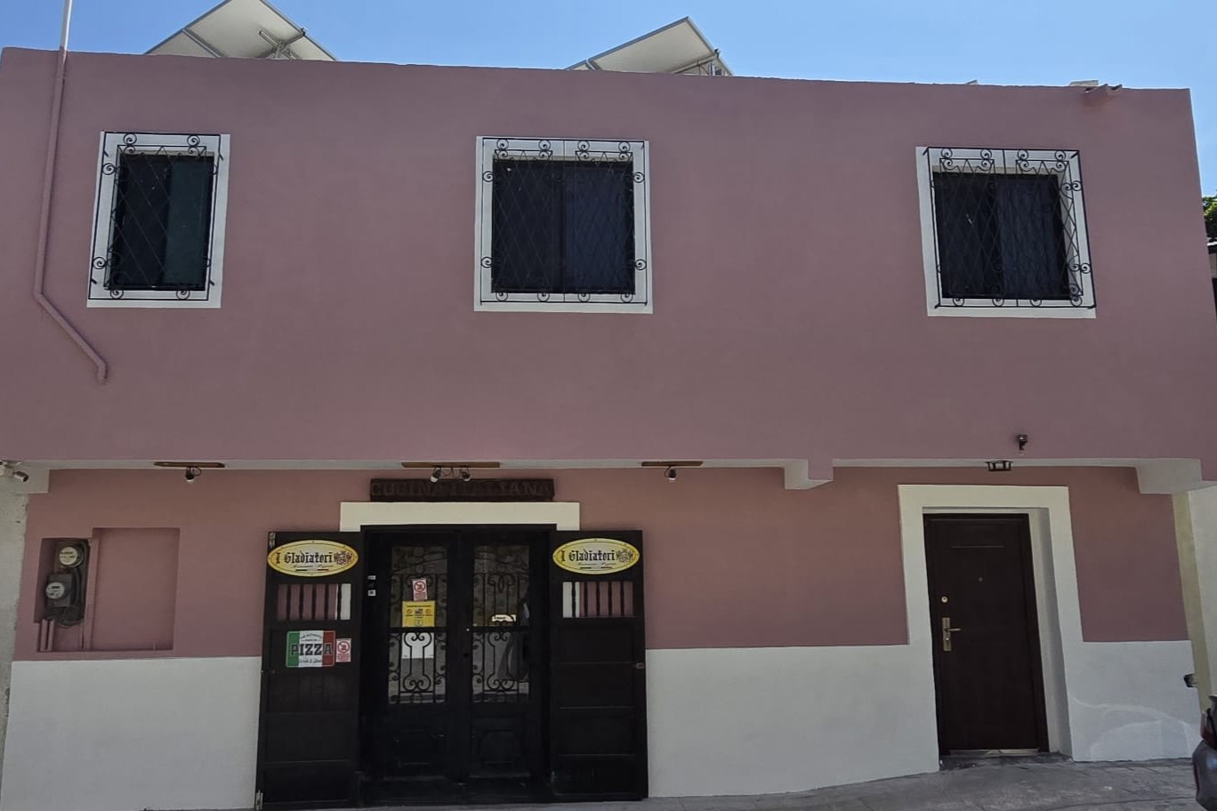 3-Bedroom Property with Restaurant and Apartment