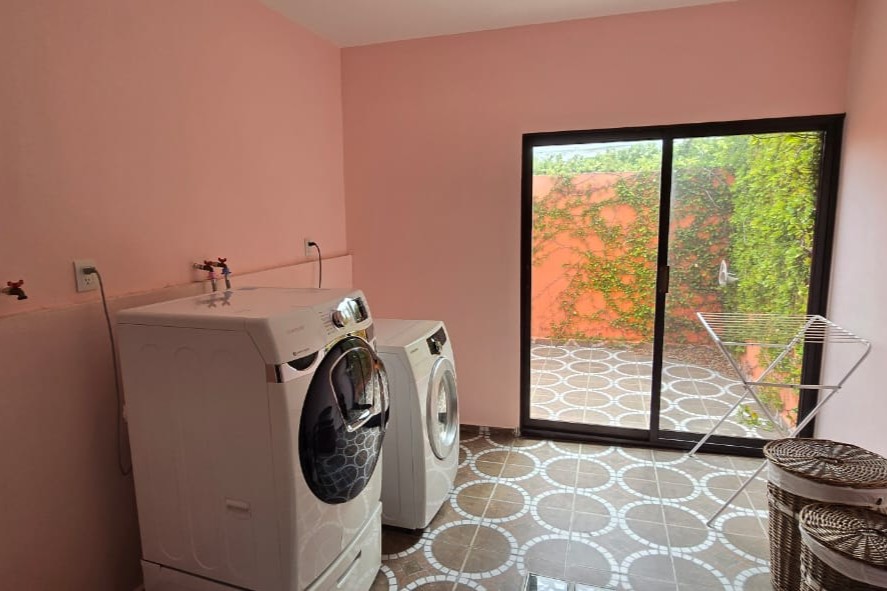 3-Bedroom Property with Restaurant and Apartment