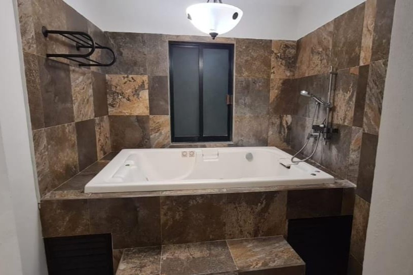 3-Bedroom Property with Restaurant and Apartment