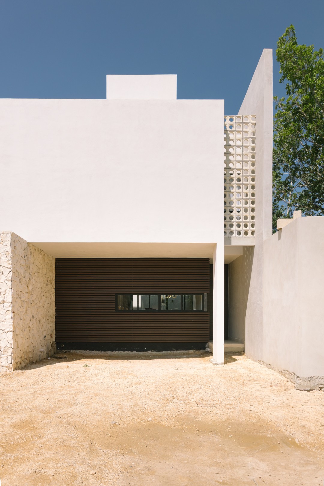 Modern 2-bedroom townhouse with terrace and amenities