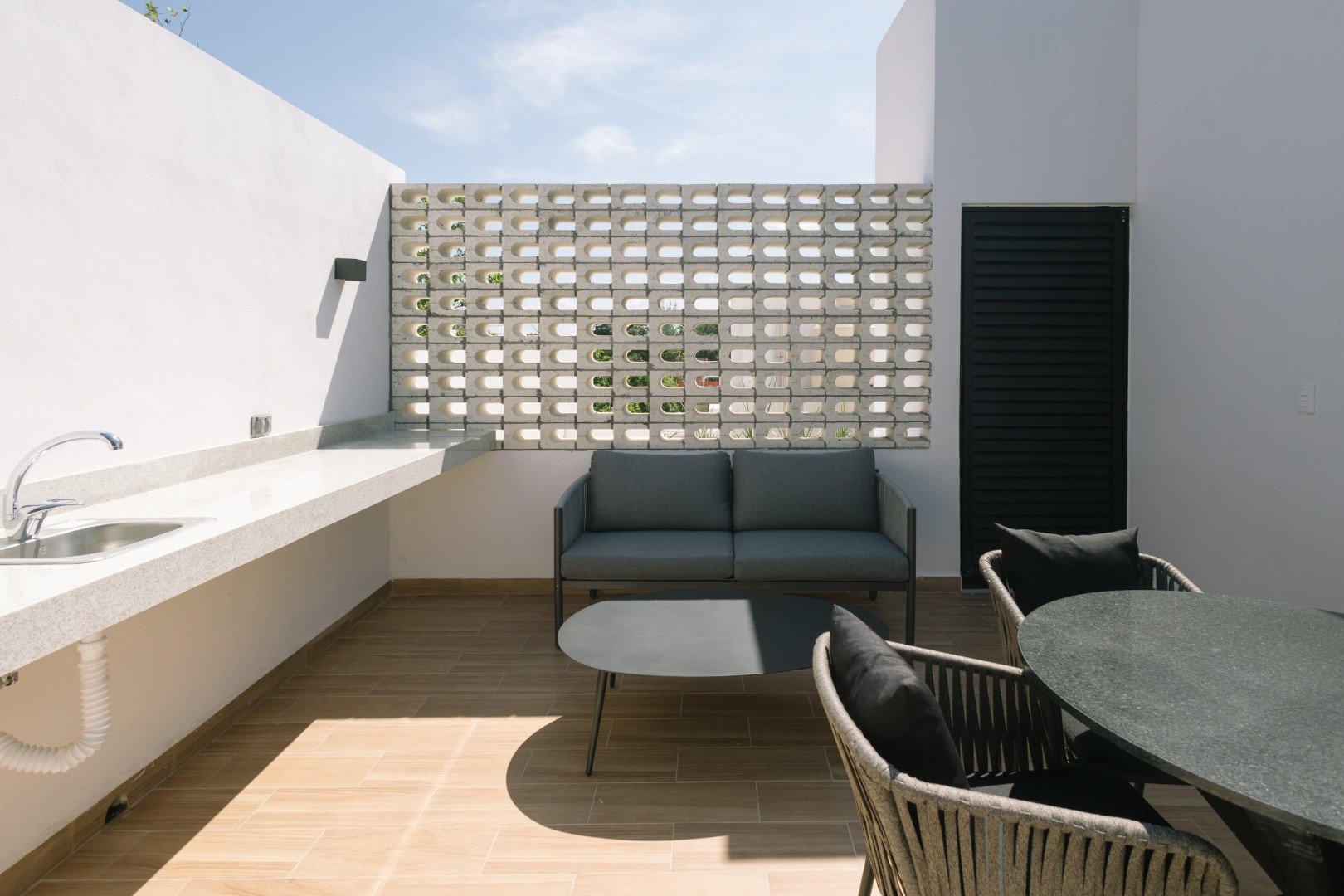 Modern 2-bedroom townhouse with terrace and amenities