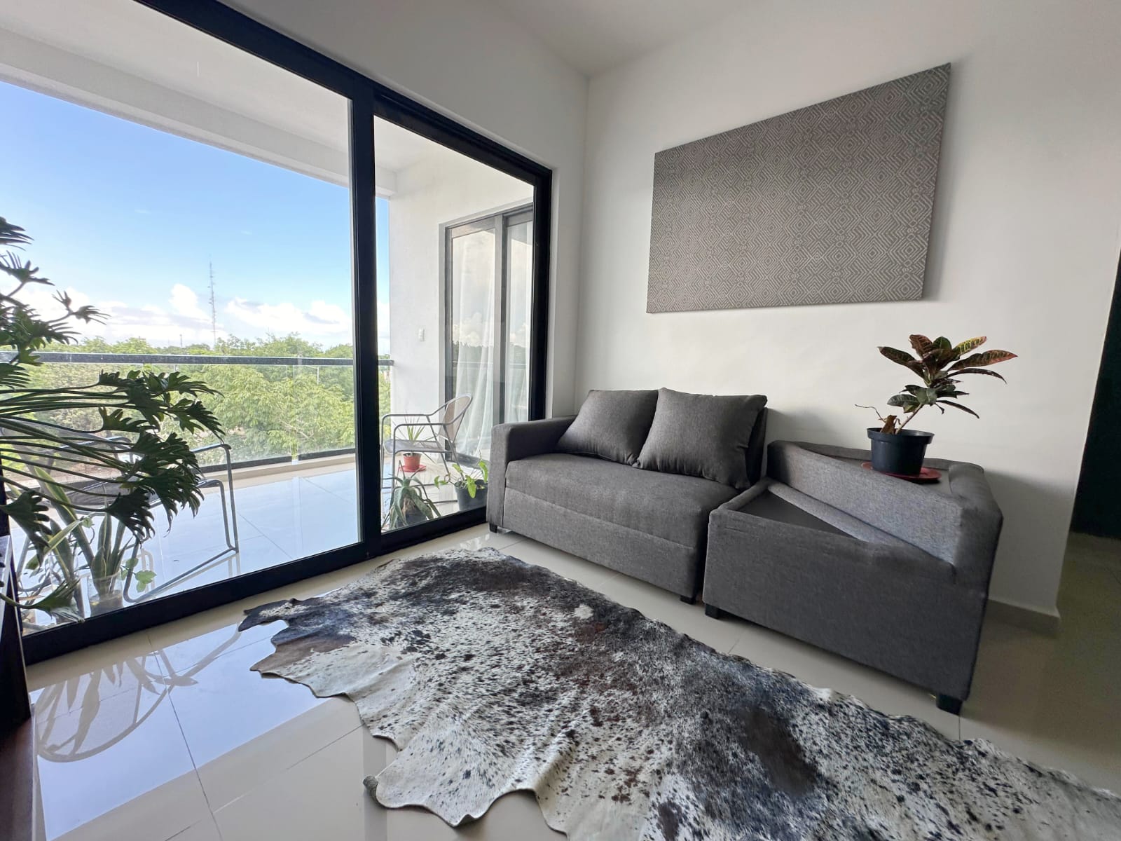 55175 Modern 2-Bedroom Turnkey Condo with City  - Condo