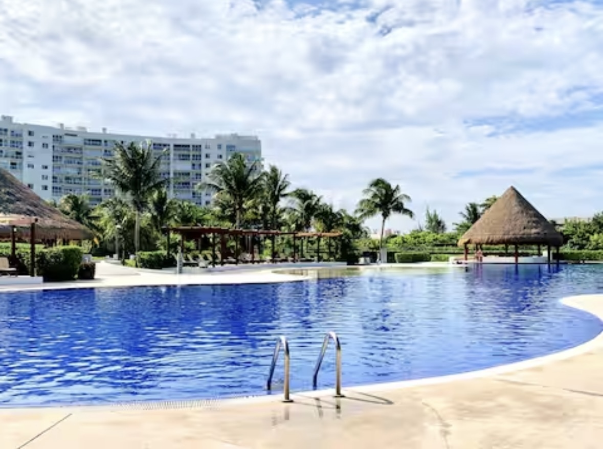 Amazing 2 bedroom beachfront condo in Cancun 