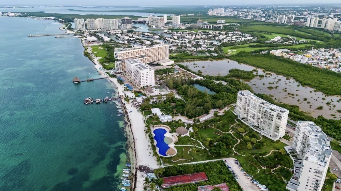 55256 Amazing 2 bedroom beachfront condo in Cancun  - Condo