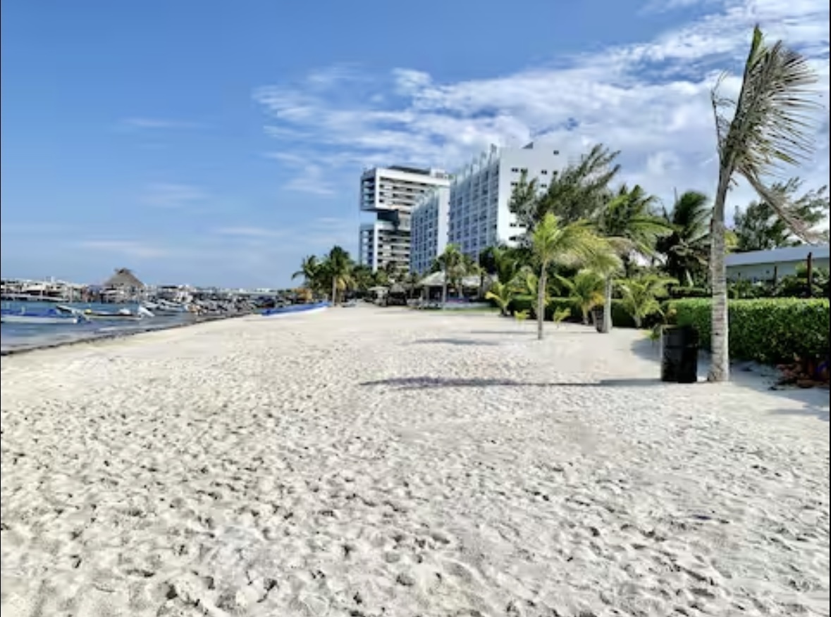 Amazing 2 bedroom beachfront condo in Cancun 