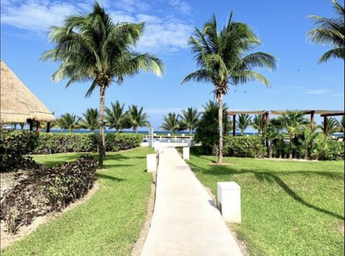 Amazing 2 bedroom beachfront condo in Cancun 