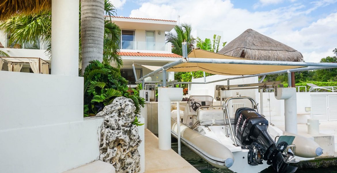 Magnificent villa for sale in Puerto Aventuras