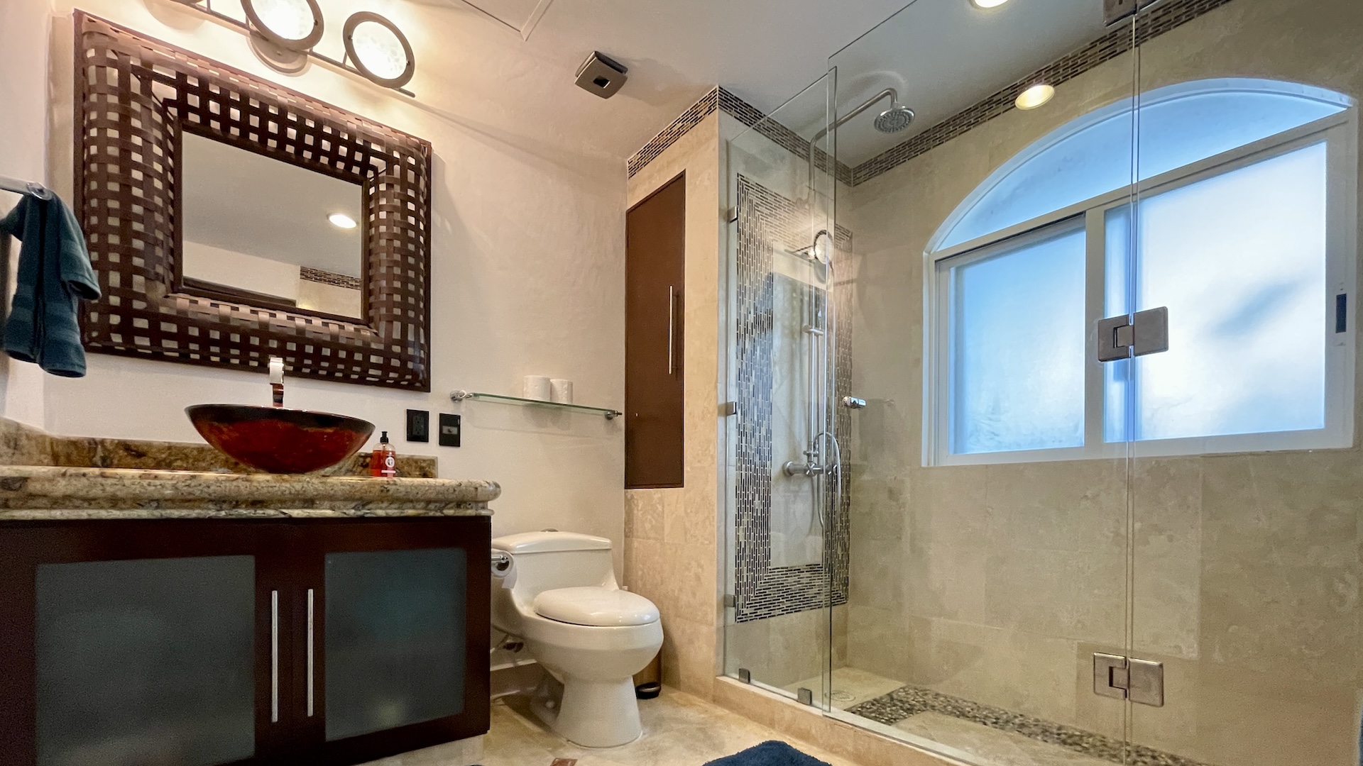 Beautiful 3-bedroom condo with ocean views