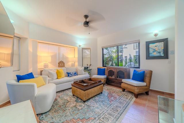 Top-Floor 1-Bedroom Condo Steps from 5th Avenue